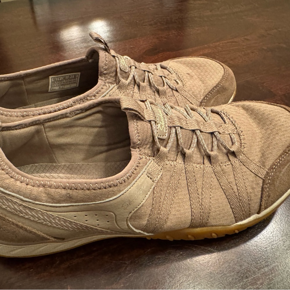 Skechers women’s tan sneakers. Gently used. Still in great condition. - Picture 6 of 6